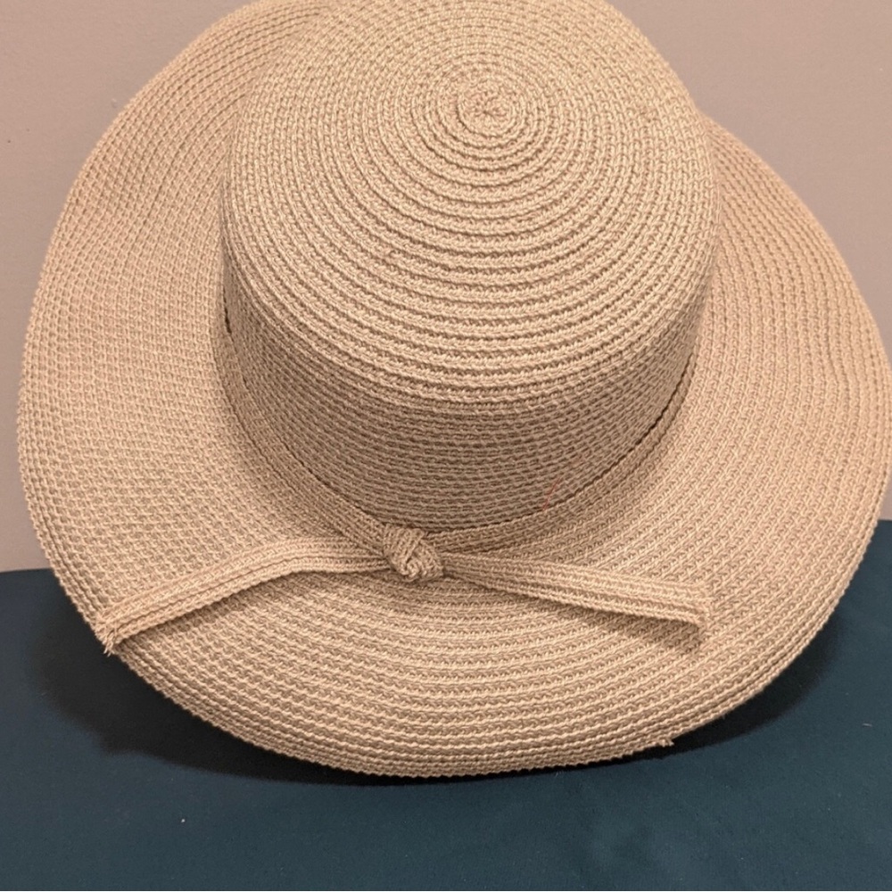 Wide Brim Sun Hat - Beige / Grayish Straw Style - Picture 3 of 8